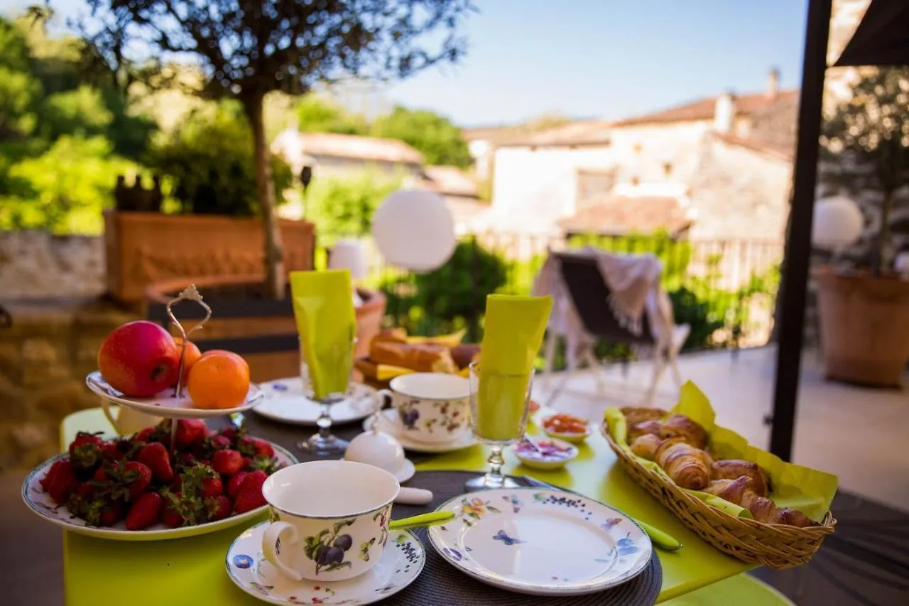 Les Cent Ciels Hotel Salavas 0*,  France