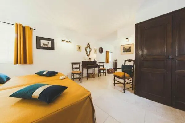 Les Cent Ciels Hotel Salavas 0*,